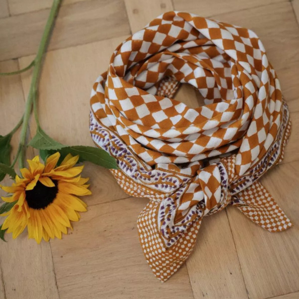 Foulard damier caramel